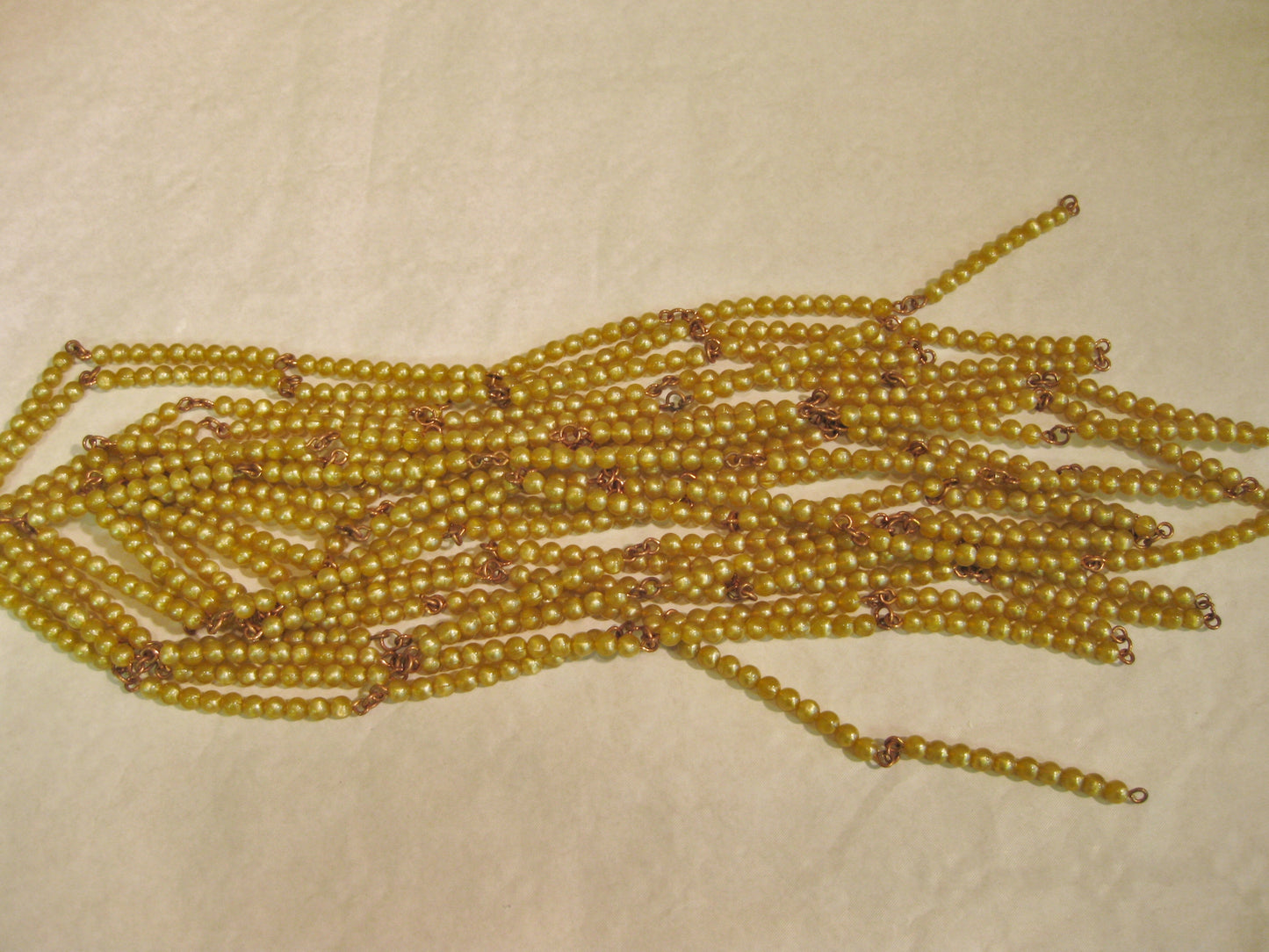 1000-kedjan guldfärgade rörliga pärlor