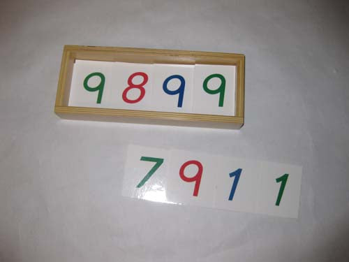 Stora sifferkort i plastad kartong med trälåda