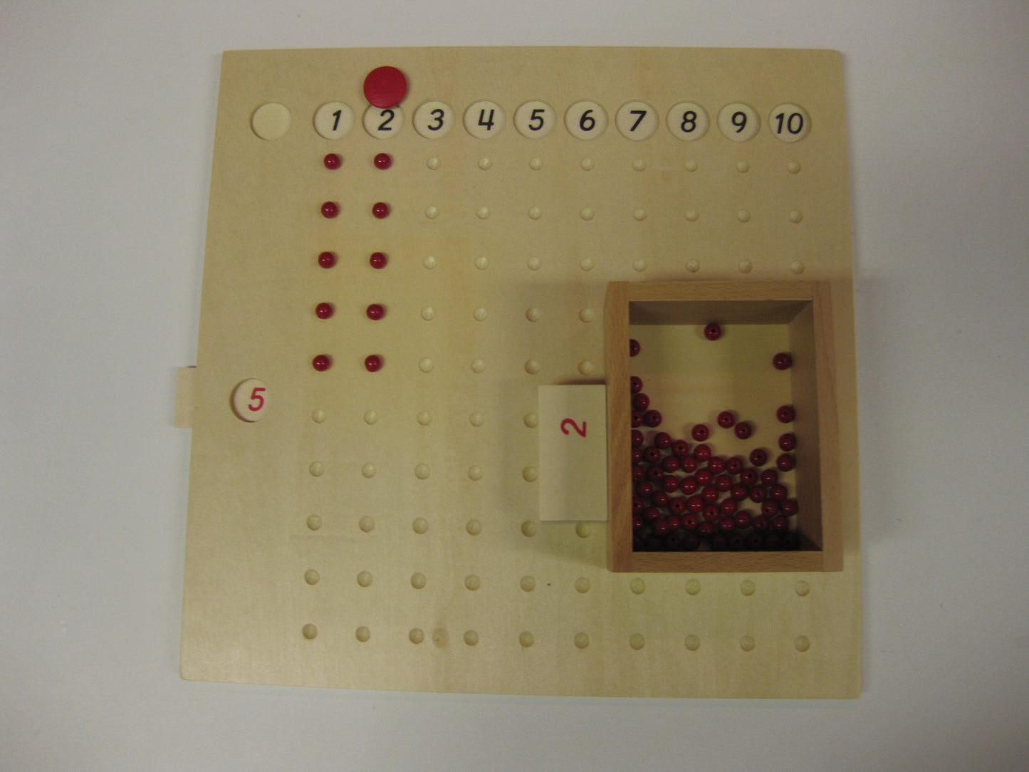 Multiplikationsbräde med kort, marker och träpärlor