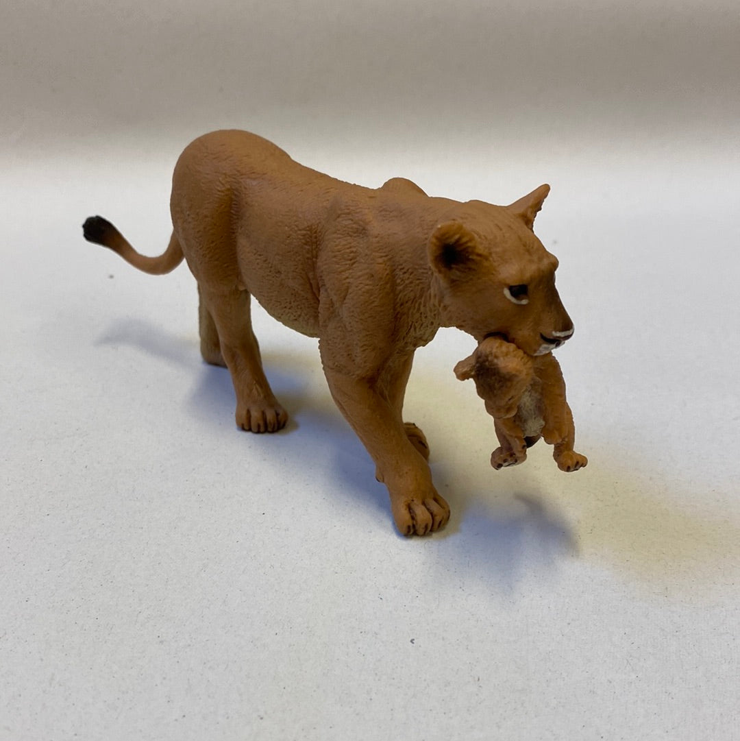 Lejonhona med unge 16 x 7.5 cm