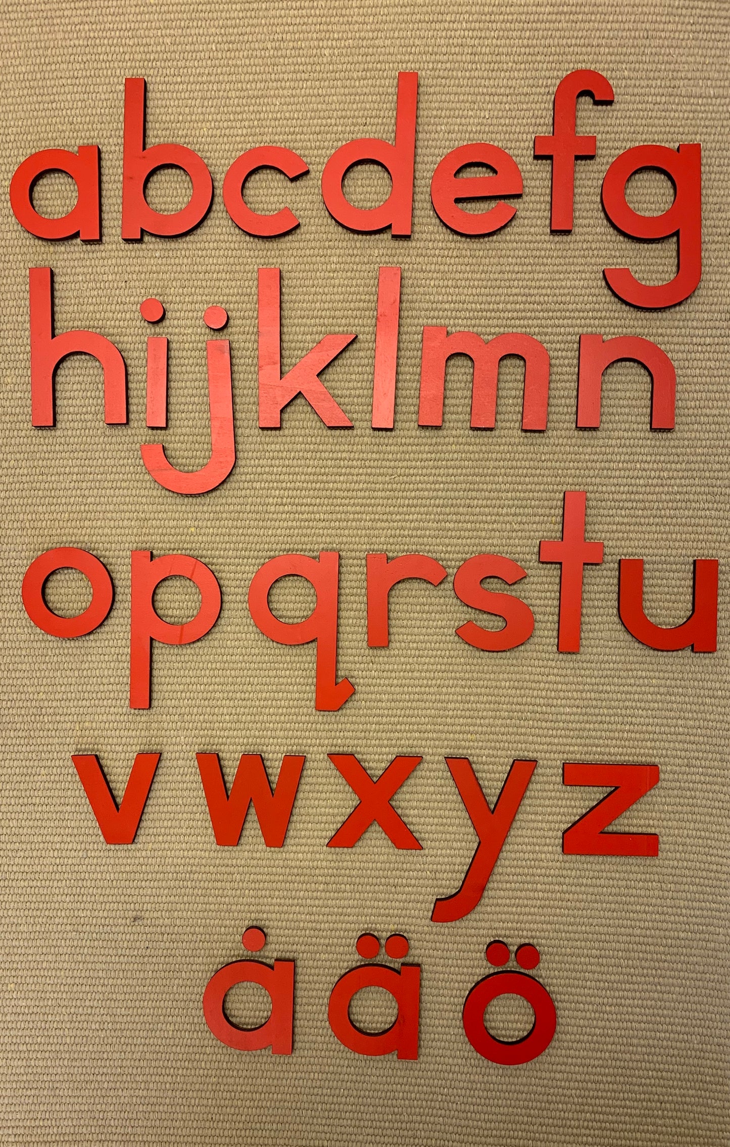 Stora rörliga alfabetet i trä, röda gemener
