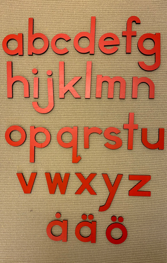 Stora rörliga alfabetet i trä, röda gemener