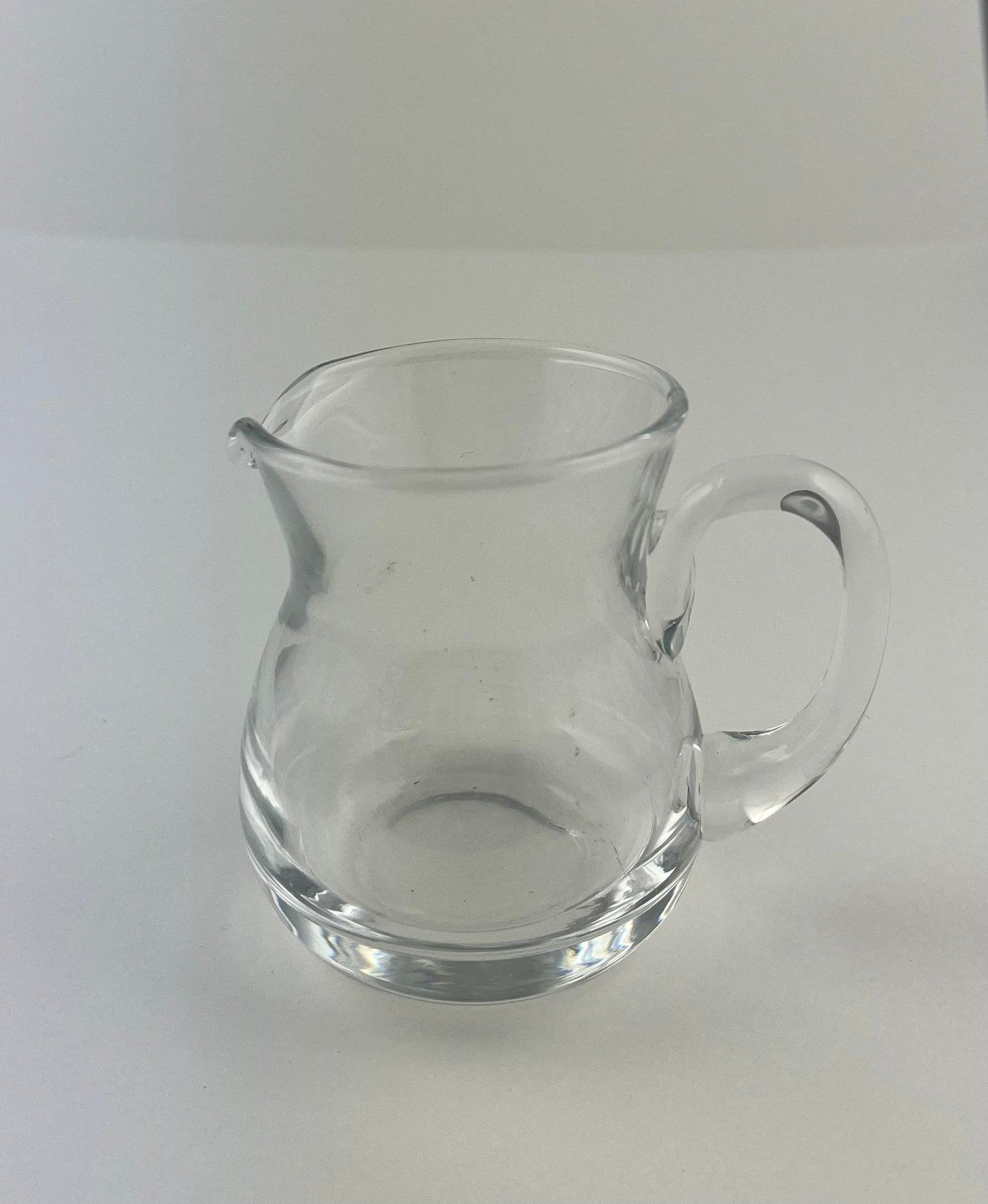 Liten glaskanna med handtag