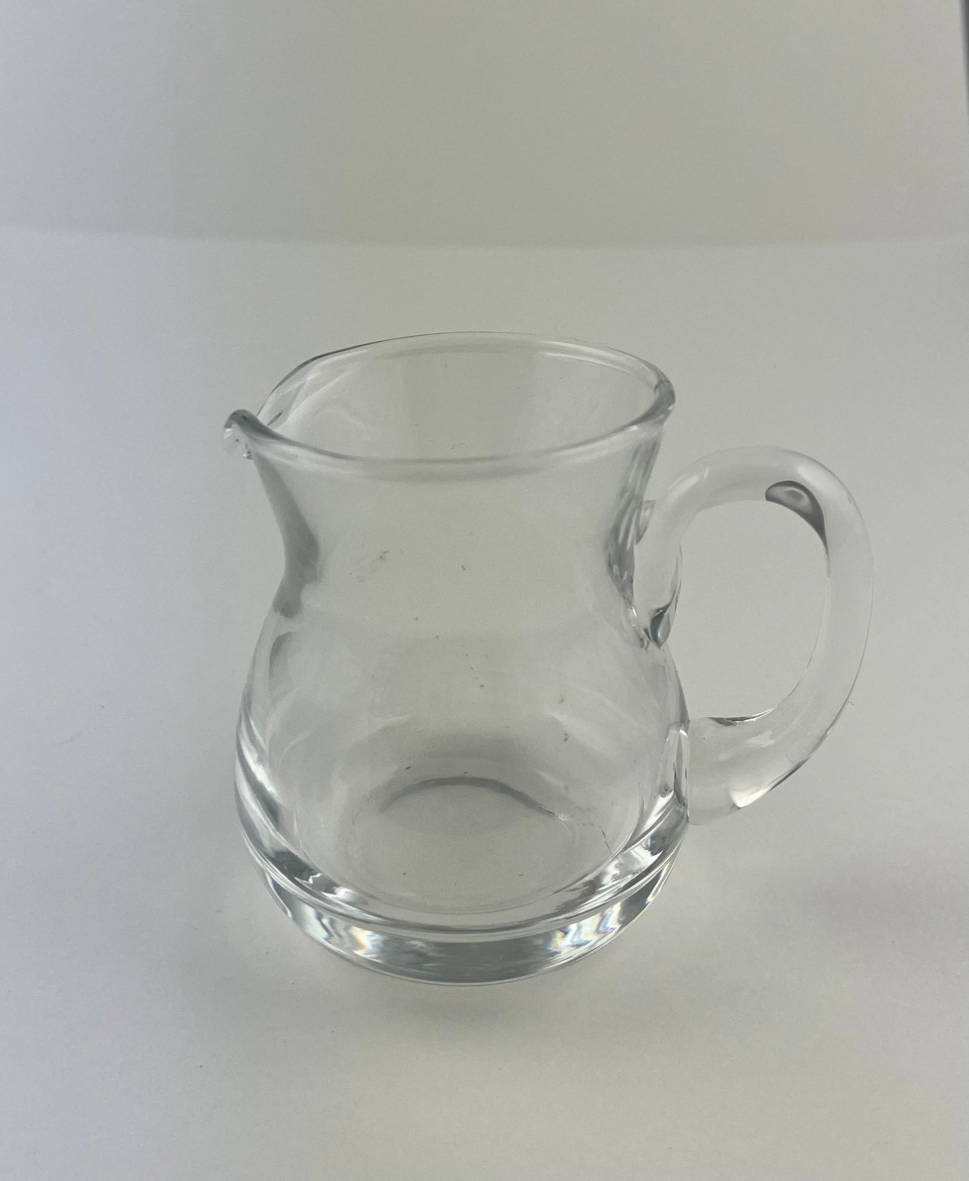 Liten glaskanna med handtag