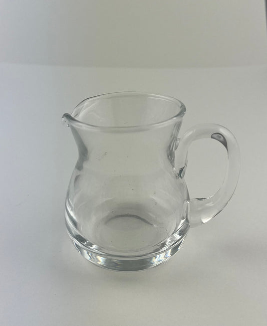 Liten glaskanna med handtag