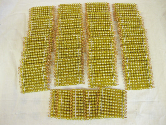 Hundraplatta guldfärgade rörliga pärlor 45 st
