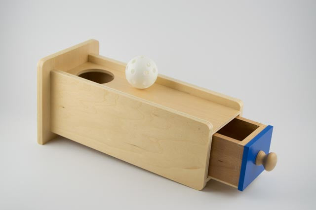 Object permanence box with drawer and ball – BEA-pedagogik