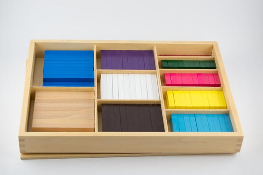 Färgade räknestavar i trä montessorifärger