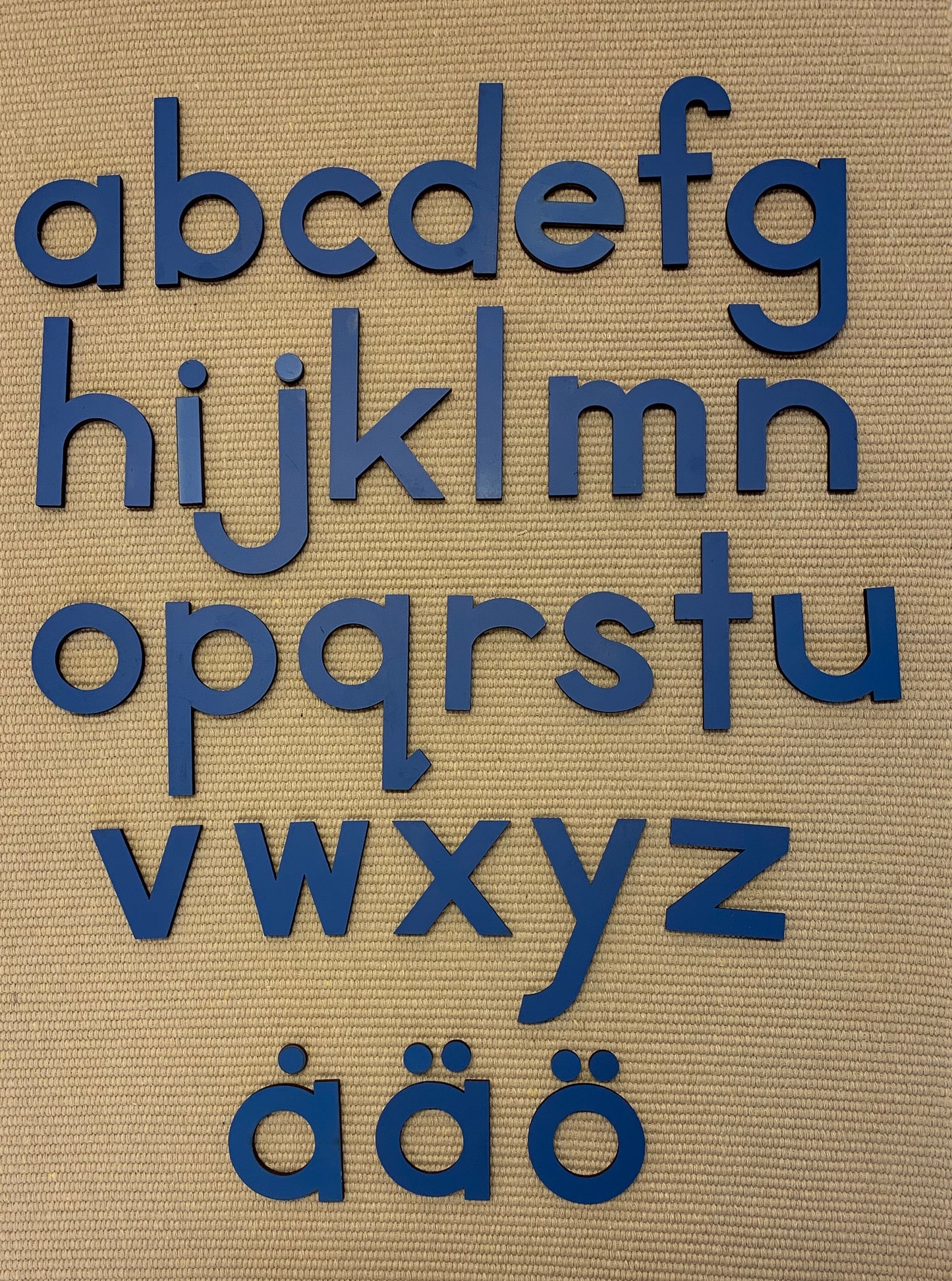 Stora rörliga alfabetet blå gemener med åäö