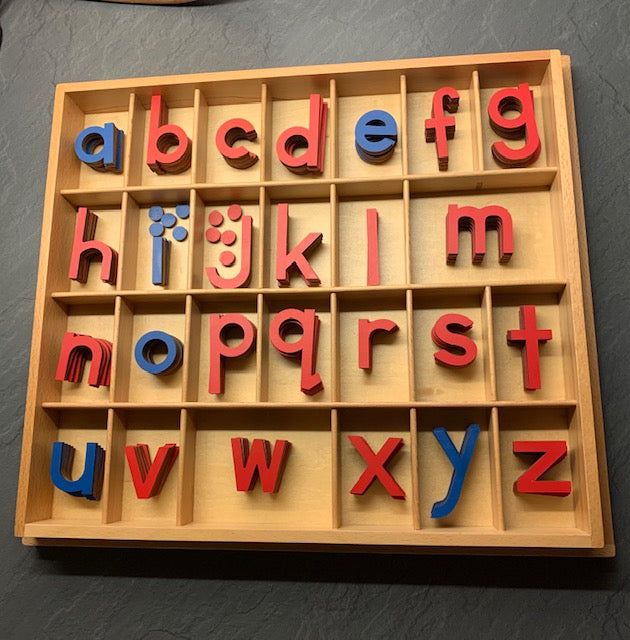 Lilla rörliga alfabetet i trä med låda