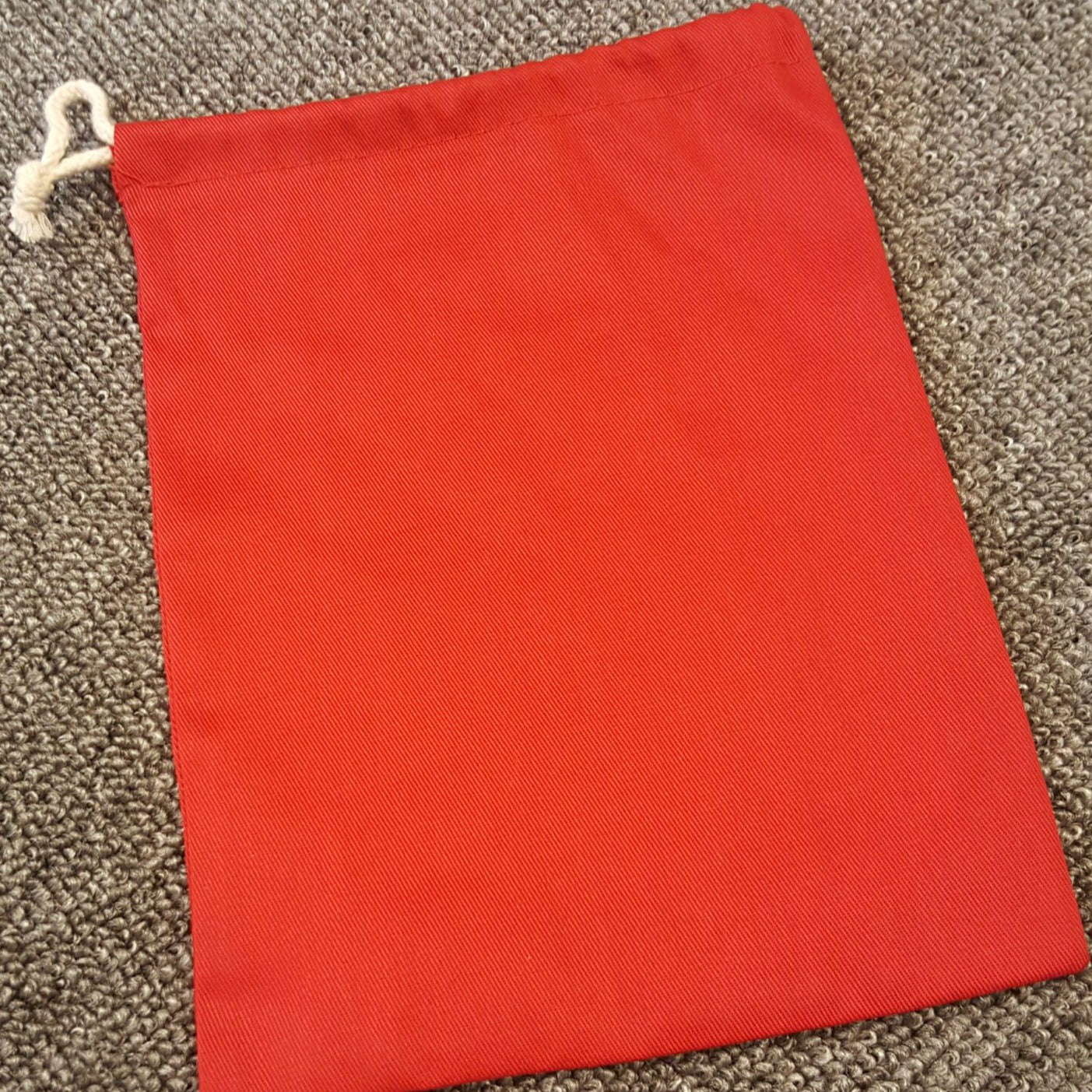 Röd tygpåse L 24 cm  B 18 cm